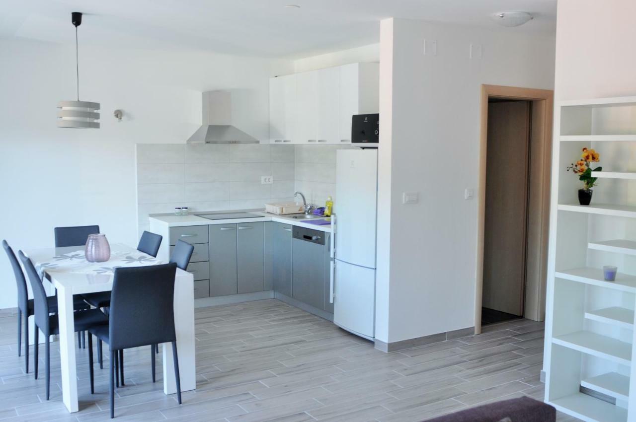 Apartments Zora Рогозница Экстерьер фото